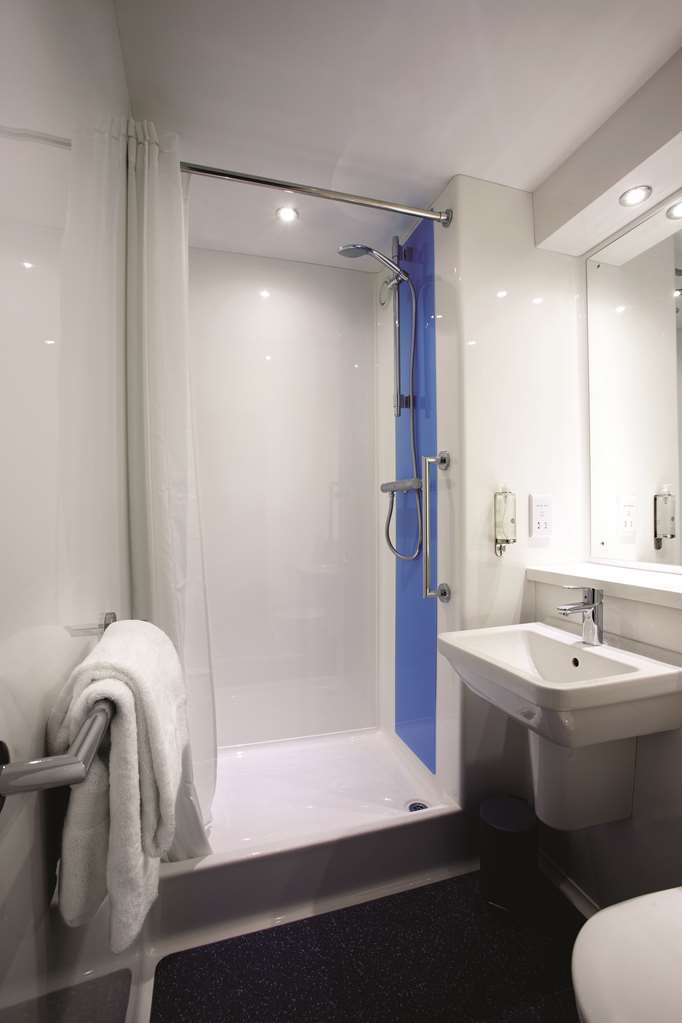 Travelodge Chester Central Room photo